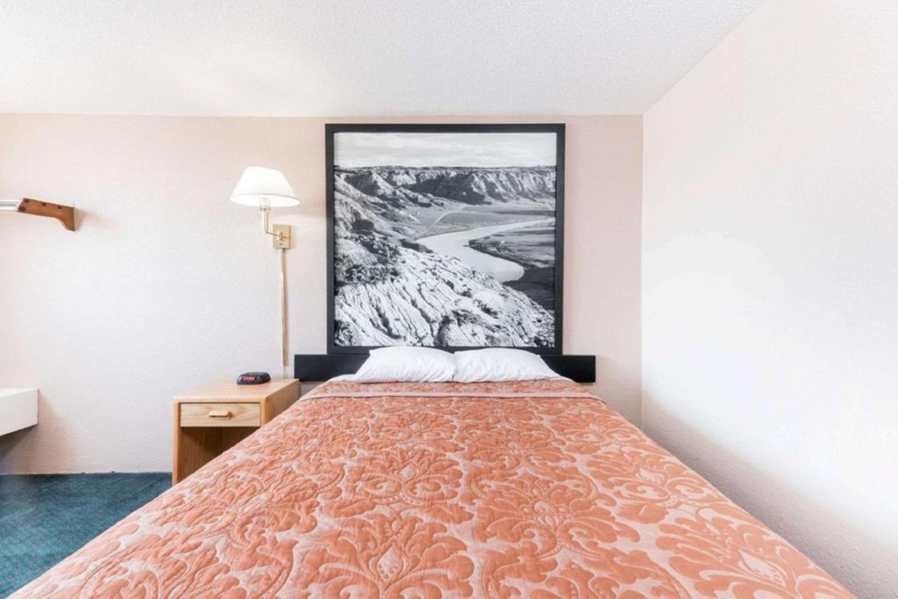 Glendive Lodge Bagian luar foto