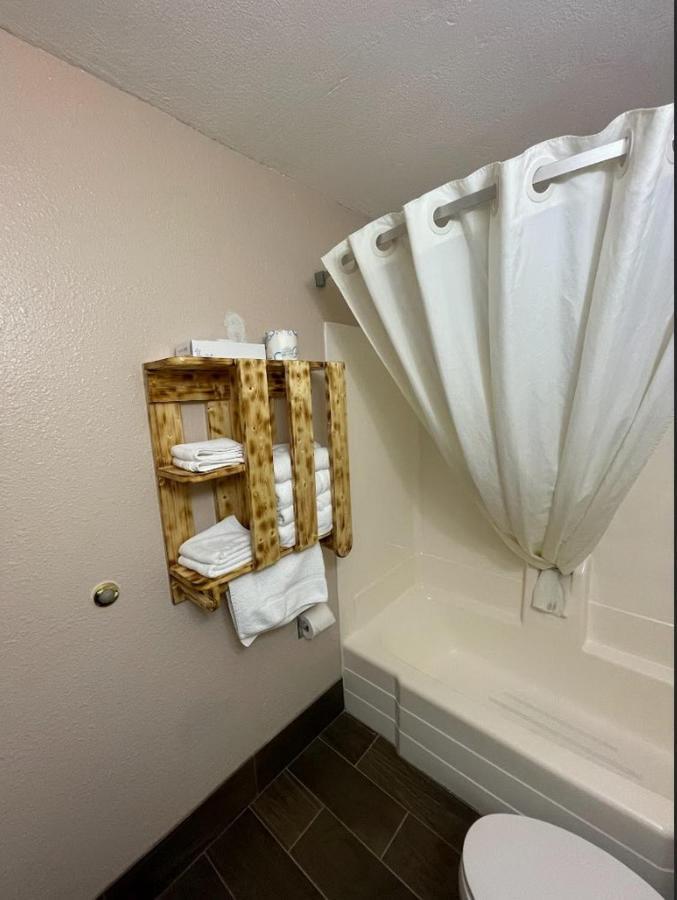 Glendive Lodge Bagian luar foto