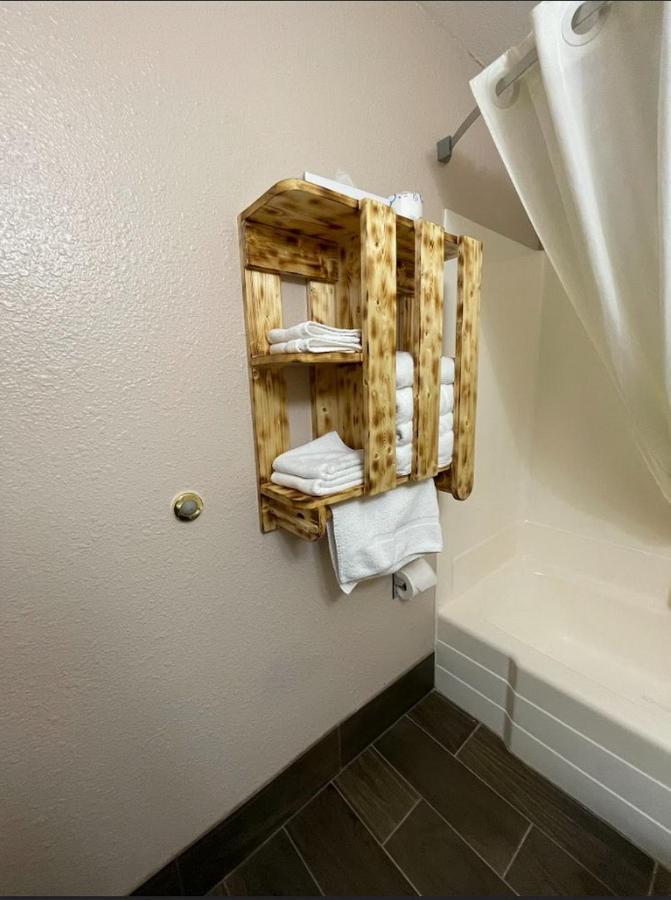 Glendive Lodge Bagian luar foto