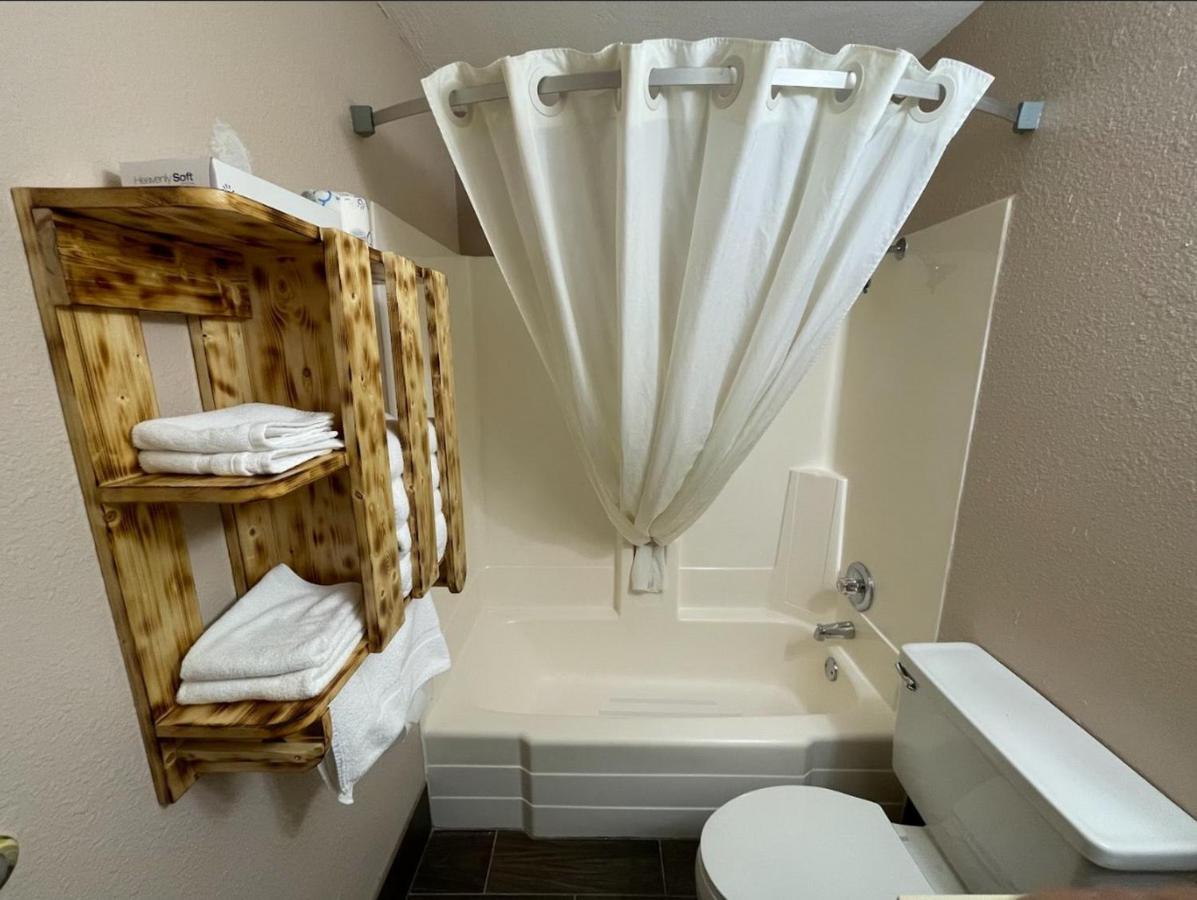 Glendive Lodge Bagian luar foto